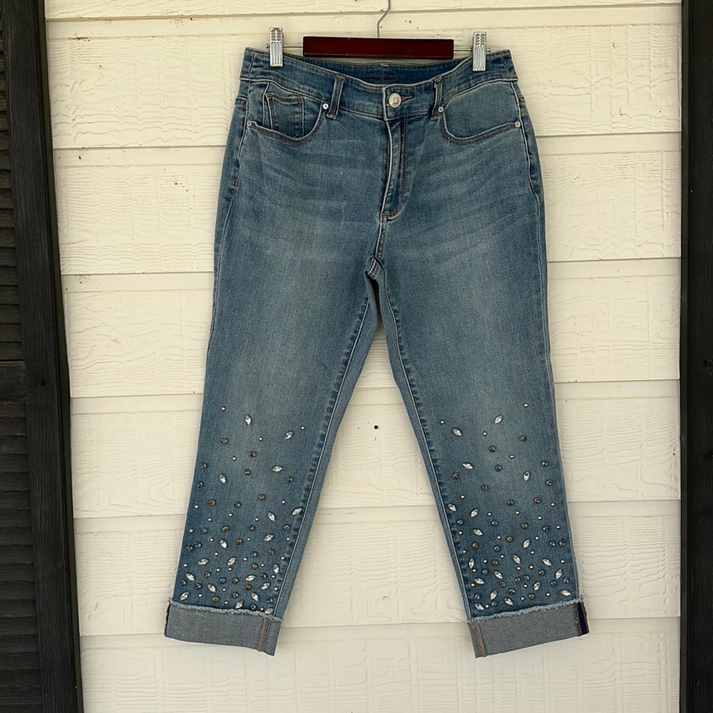 Ankle length jeans with crystal detail.